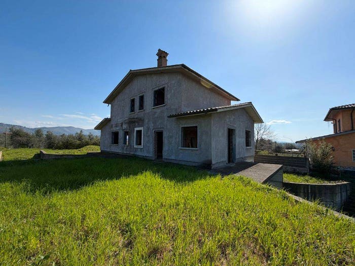 Casa con 6 locali in vendita in Via dei larici, Fara in Sabina