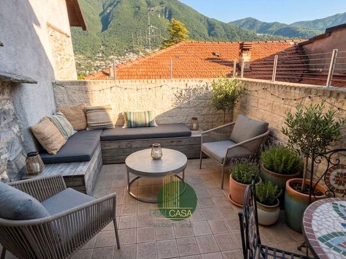 Appartamento quadrilocale in vendita in Via dei Portici, Laglio