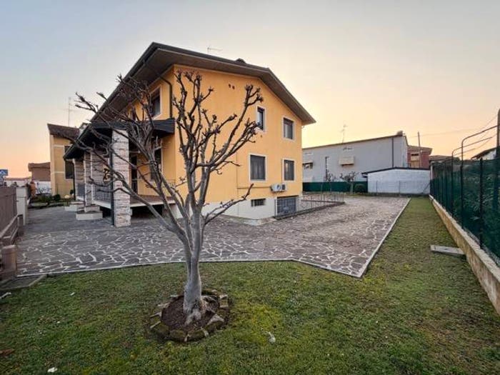 Casa con 6 locali in vendita in Centro, Castrezzato