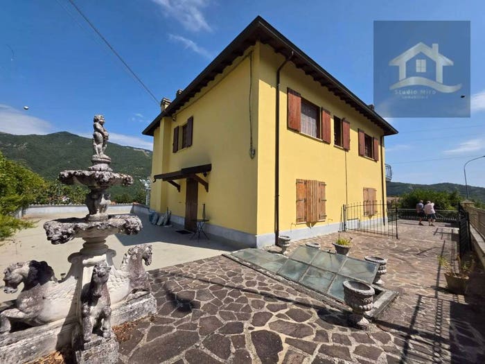 Casa quadrilocale in vendita in Via Divisione Julia, Centro, Palanzano