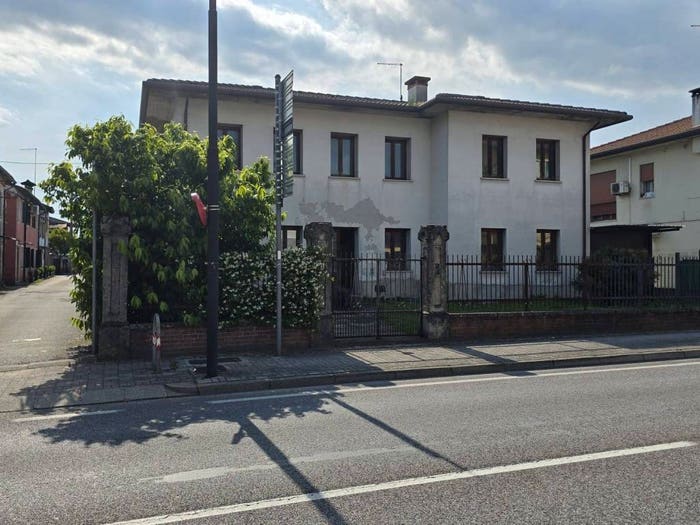 Casa con 6 locali in vendita in Via Cavaleri Vittorio Veneto, Centro, Rosà