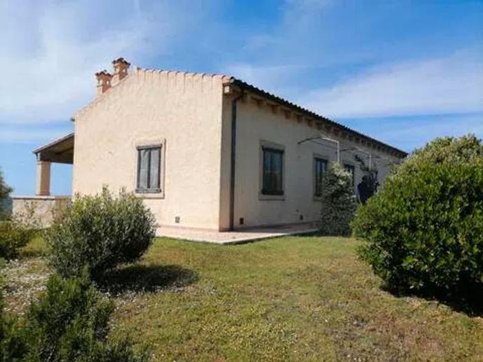 Casa con 6 locali in vendita in Monti Russu No Number, Aglientu