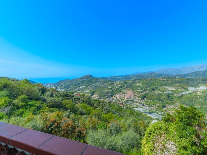 Casa con 6 locali in vendita in Vallebona