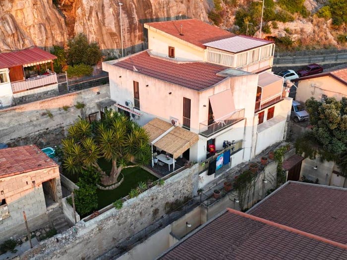Casa con 6 locali in vendita in Via Pitrè, Cefalù