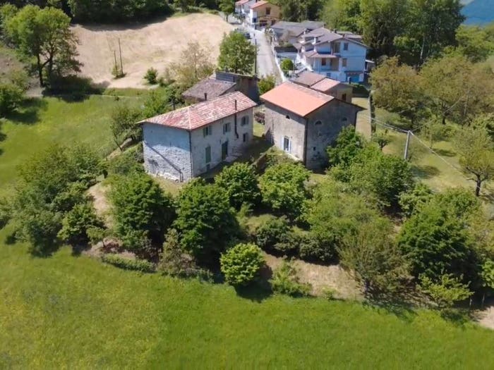 Casa con 6 locali in vendita in via Canobbi, Castel d'Aiano