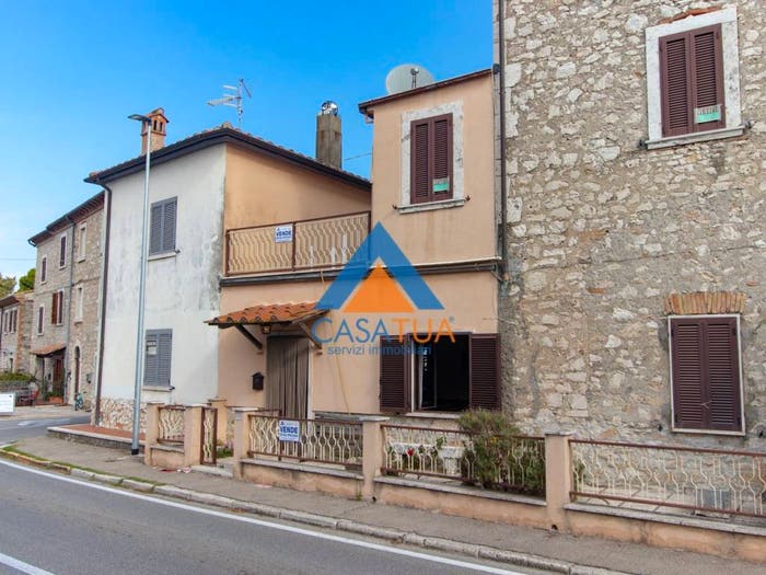 Casa con 6 locali in vendita in Via Vittorio Emanuele, Centro, Guardea