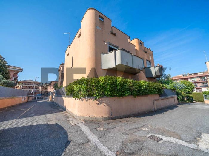 Casa con 6 locali in vendita in Viale Della Repubblica, Santa Maria delle Mole, Marino