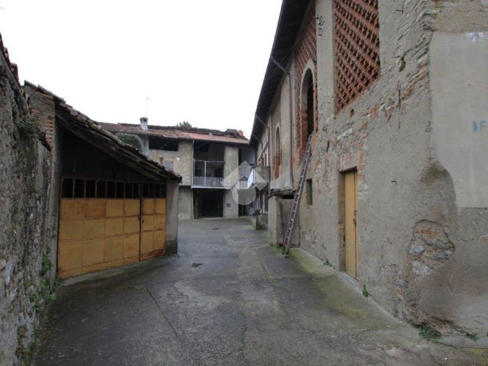 Casa con 6 locali in vendita in Via Sant'Agostino, Centro, Bulciago
