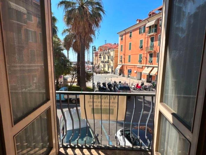 Appartamento con 6 locali in vendita in Piazza Edmondo De Amicis, Oneglia, Imperia