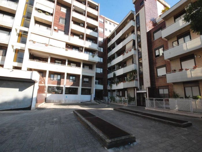 Appartamento con 5 locali in vendita in Piazza Monsignor Renato Luisi, Macchia Gialla Ordona Sud, Foggia
