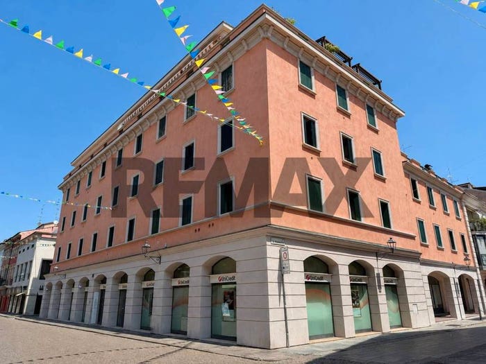 Appartamento con 5 locali in vendita in Via Passerini, Centro, Guastalla