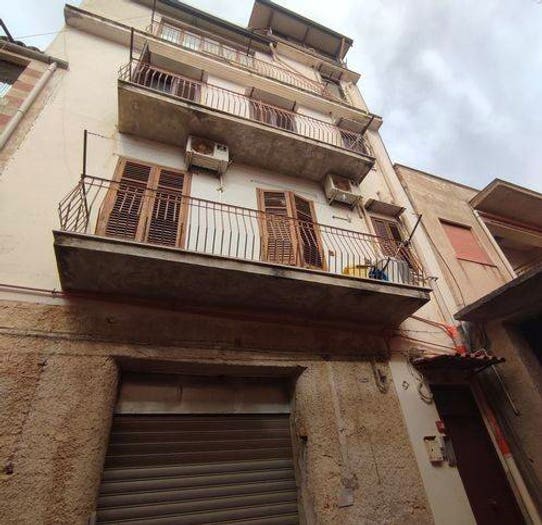 Appartamento con 6 locali in vendita in Via Salvatore Cucchiara, Montelepre
