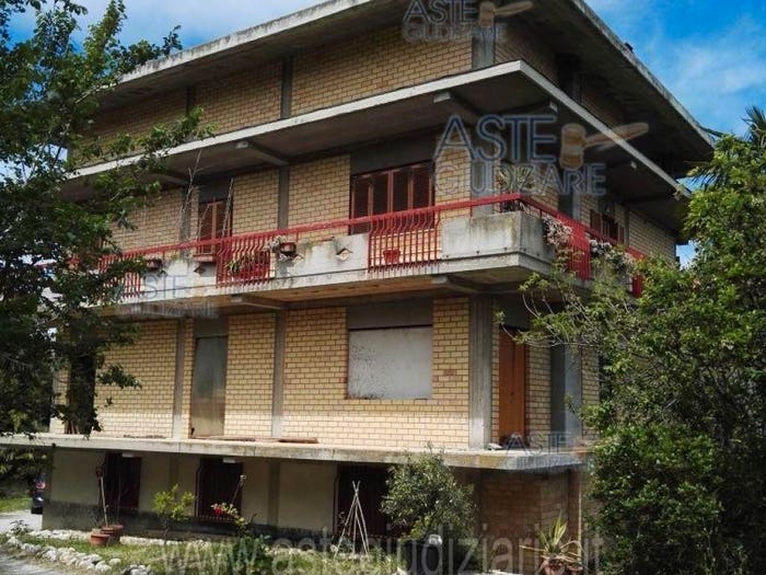 Appartamento con 6 locali in vendita in Via della Provincia Grasciano TE Italia, Notaresco