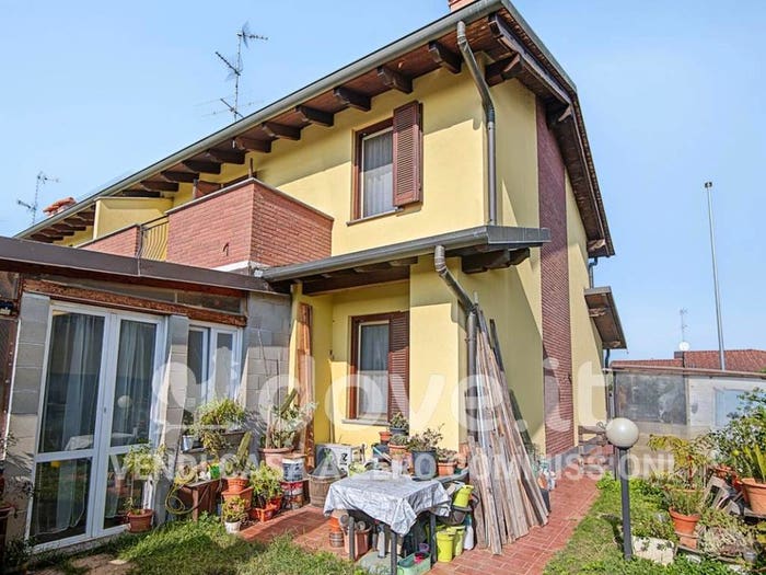 Casa quadrilocale in vendita in Via Dott Natale Bocchio, Zerbolò