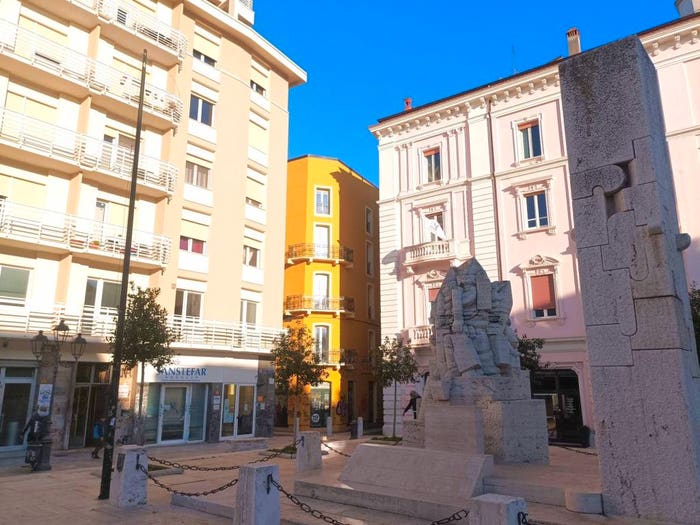 Appartamento con 5 locali in vendita in Piazza Giuseppe Garibaldi, Porta Nuova, Pescara