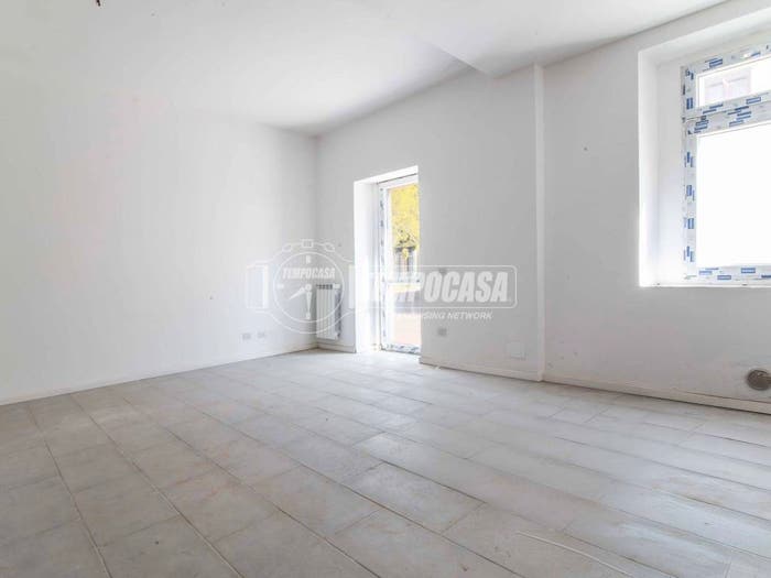 Appartamento trilocale in vendita in Via Alessandro Volta, Gorla Minore