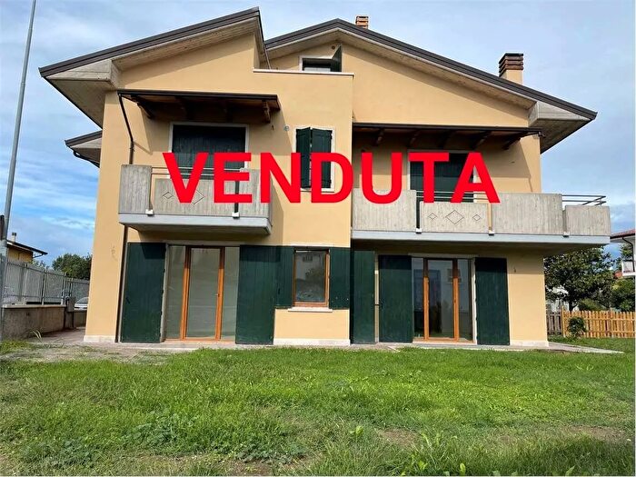 Appartamento quadrilocale in vendita in Caravaggio, Castel D'Azzano