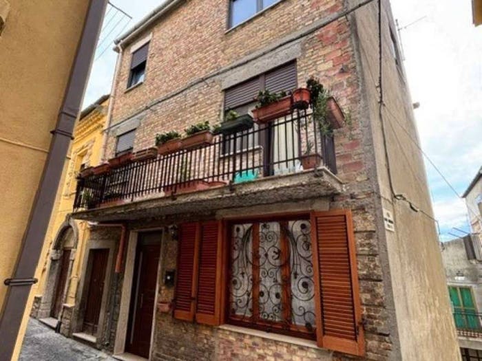 Casa con 6 locali in vendita in via Regina Margherita, Montenero di Bisaccia