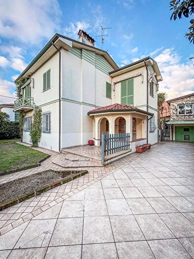 Casa con 8 locali in vendita in Via San Giovanni Bosco, Viareggio