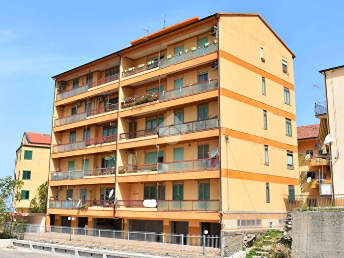 Appartamento quadrilocale in vendita in Via Domenico De Rosi, Centro, Paola
