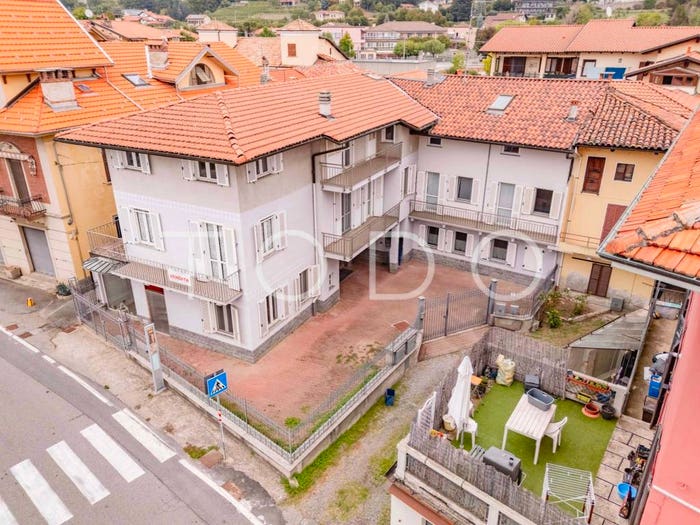 Casa con 6 locali in vendita in Piazza Mario Graziola, Centro, Lessona