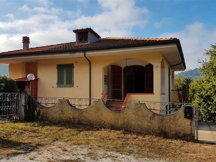 Casa con 6 locali in vendita in Camaiore Paese, Camaiore