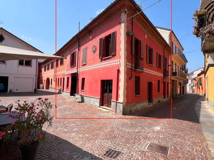 Casa con 6 locali in vendita in Via Vincenzo Gioberti, Centro, Alba