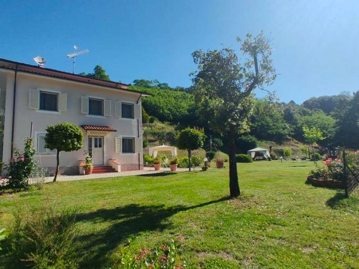 Casa con 6 locali in vendita in Camaiore Paese, Camaiore