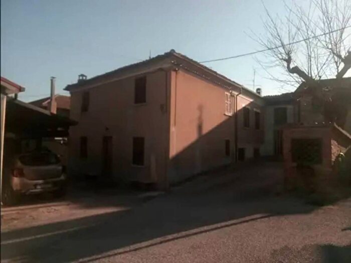 Casa quadrilocale in vendita in Largo Monsignor Antonio Bartolucci, Villagrande, Mombaroccio
