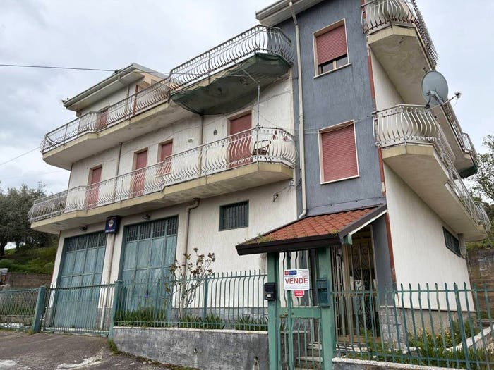Casa con 6 locali in vendita in Via Fontanella, Bronte
