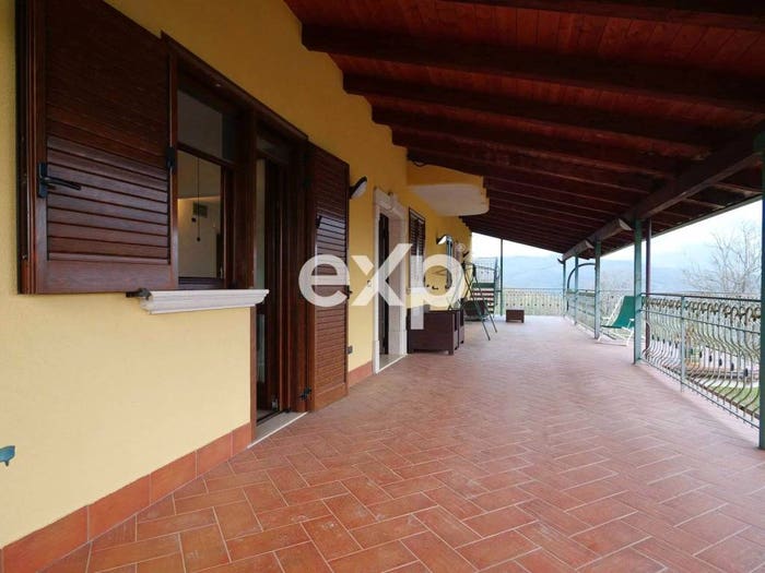 Casa con 6 locali in vendita in Aquara