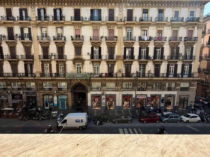 Appartamento con 6 locali in vendita in corso UMBERTO I, Tribunali, Napoli