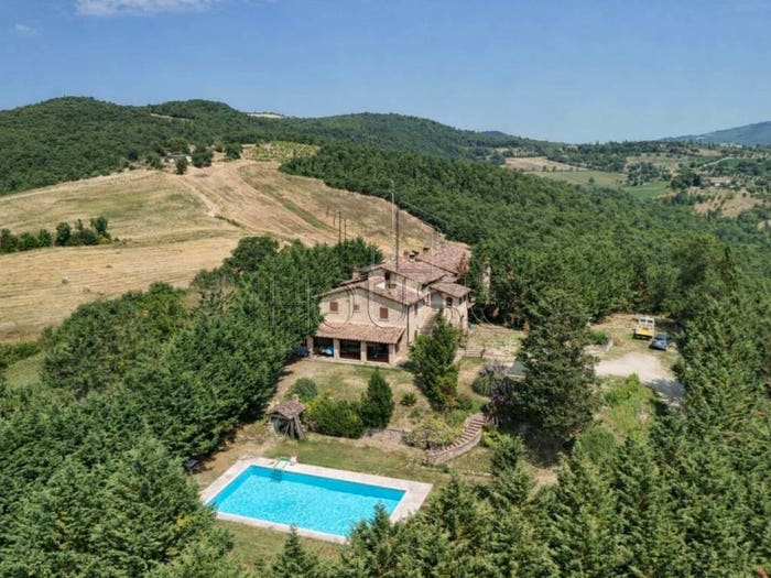 Appartamento con 6 locali in vendita in Via Bivio di Lugnano, Città di Castello