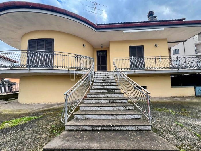 Casa trilocale in vendita in Cesa