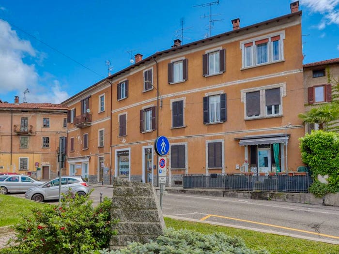 Appartamento quadrilocale in vendita in Piazza Borasio, Marchirolo