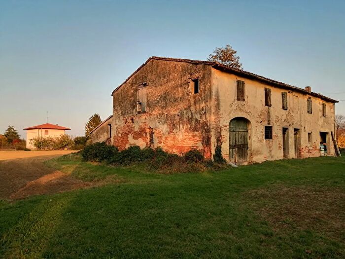 Casa con 8 locali in vendita in Forli'