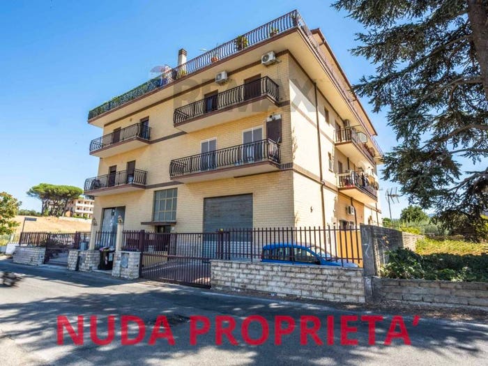 Appartamento quadrilocale in vendita in Via Castelvetrano, Borghesiana, Roma