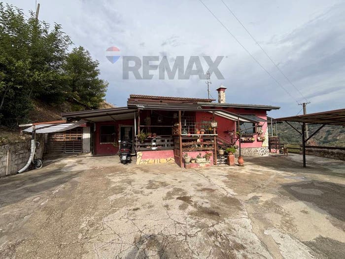 Casa con 6 locali in vendita in Apice