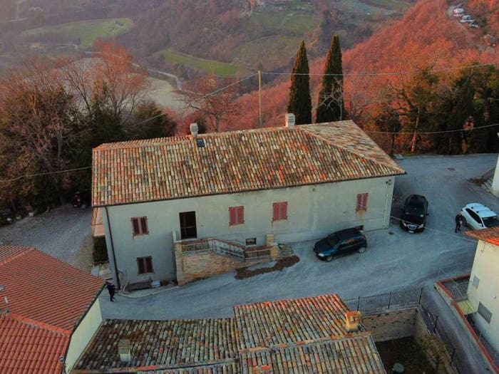 Casa con 6 locali in vendita in Piazza Santa Barbara, Montefelcino