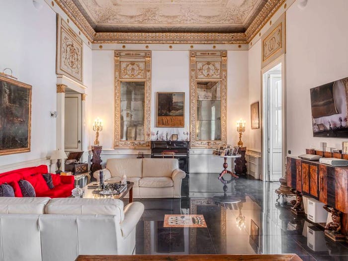 Appartamento con 6 locali in vendita in Piazza Santa Maria degli Angeli a Pizzofalcone, Chiaia, Napoli