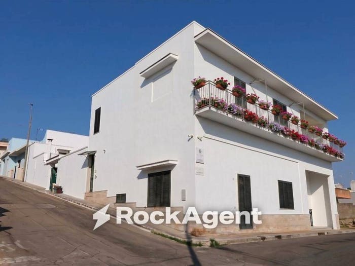 Casa con 6 locali in vendita in Via Gabriele D'Annunzio ang Via Montegrappa, Centro, Alessano