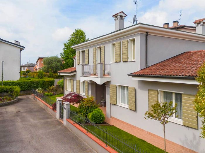 Casa con 6 locali in vendita in Borgo Virgilio