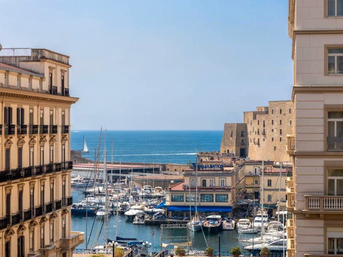 Appartamento trilocale in vendita in Via Santa Lucia, Santa Lucia, Napoli