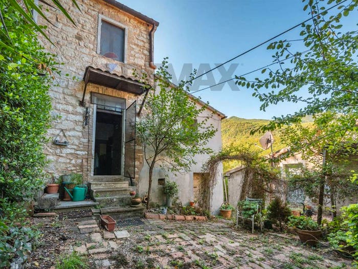 Casa con 6 locali in vendita in Grotte Sotto Le Noci, Fabriano