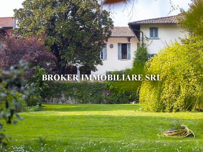 Casa con 6 locali in vendita in Centro, Azzate