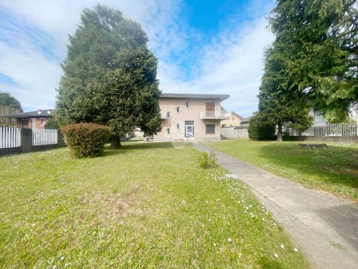 Casa con 5 locali in vendita in Via Ugo Foscolo, Gerenzano