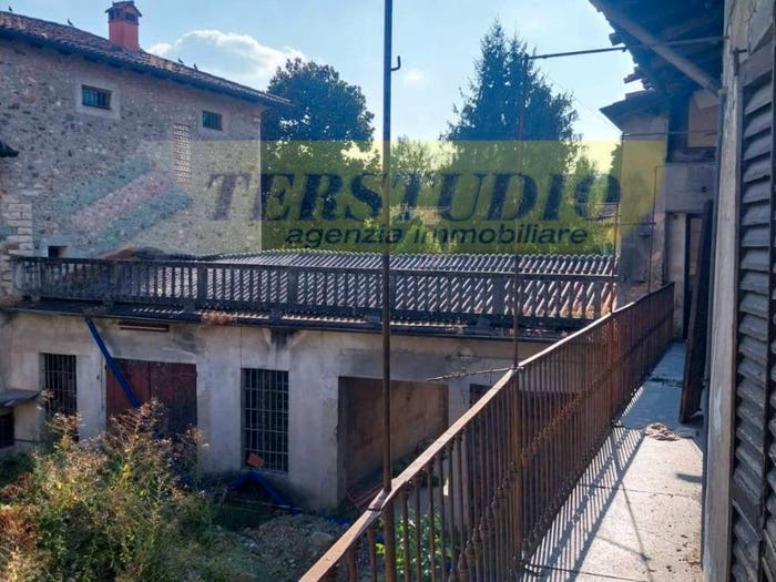 Casa con 6 locali in vendita in Via Roma, Caprino, Caprino Bergamasco