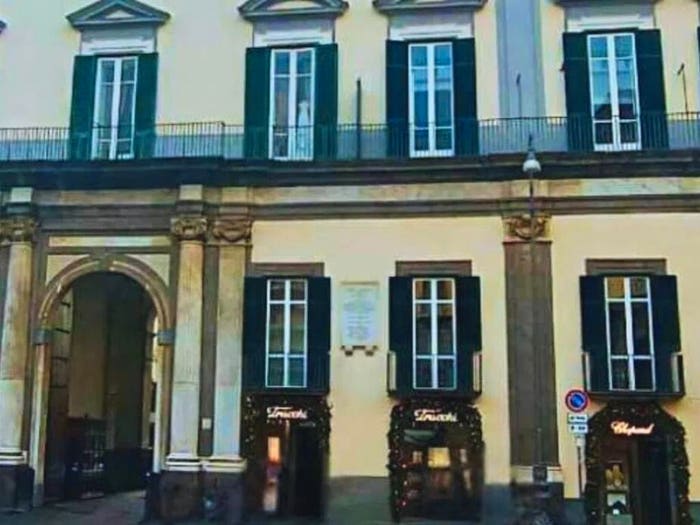 Appartamento trilocale in vendita in Piazza Dei Martiri No Number, Chiaia, Napoli