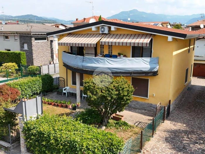 Casa con 6 locali in vendita in Via Trieste, Capriolo