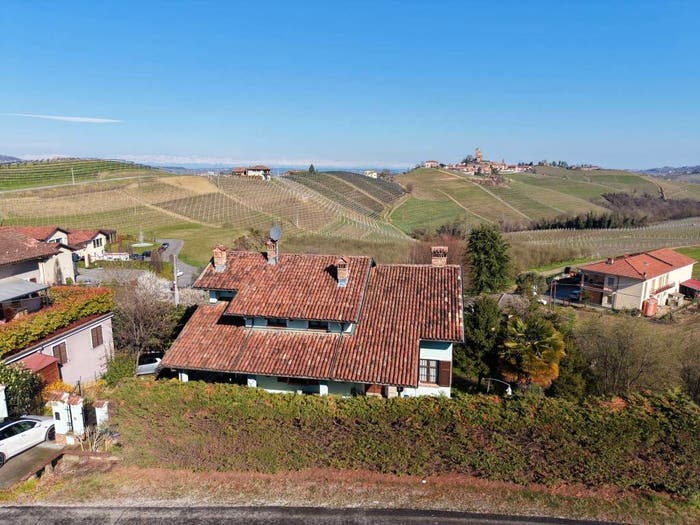Casa con 6 locali in vendita in Via Roddino, Serralunga d'Alba